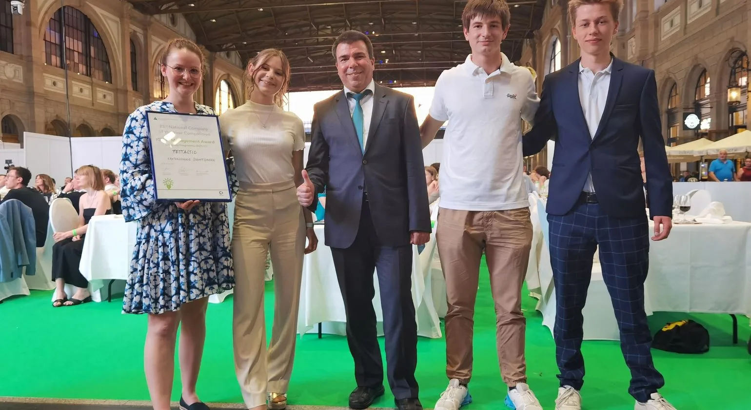 Das Mini-Unternehmen PETTASTIC mit Jury-Mitglied Matthias Käch, Bahnhofhalle Zürich, 4. Juni 2022. V. l. n. r.: Lilly, Deborah, Matthias Käch, William, Emanuel. Foto: IGE