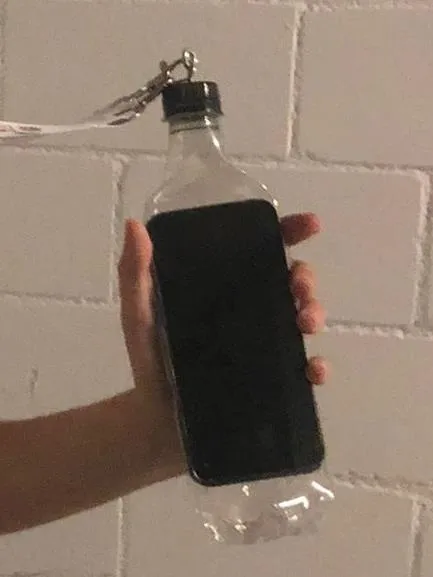 Erster Prototyp: eine PET-Flasche um ein Handy